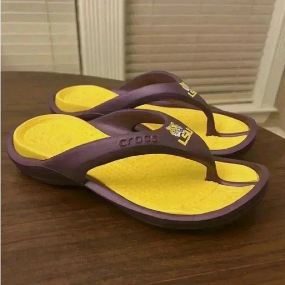 Crocs LSU Tigers Men’s 7 Women’s 9 Purple Yellow Flip Flop Thong Sandals Shoes - Picture 2 of 13